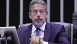 Câmara responde Dino e nega manobra para liberação de emendas