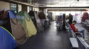 Ministro do STJ permite deportação de migrantes retidos em Guarulhos