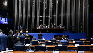 Senado aprova projeto para restringir uso de celular em escola