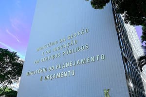 Publicada MP que recompõe salários de servidores federais