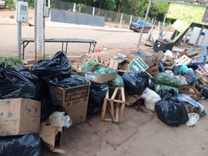 Briga de Abílio com associação deixa feira do Porto em caos com lixo acumulado e mau cheiro