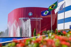 ALMT gasta R$ 12,5 milhões sem licitação em cursos e seminários