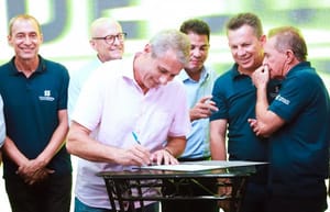 Prefeito participa da assinatura de ordem de serviço para duplicar BR-163 até Sorriso