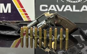 Cavalaria da PM prende cinco pessoas e apreende revólver e munições em Nova Mutum