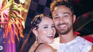 De sainha e top prateados, Larissa Manoela curte carnaval com o marido: ‘ESPECIAL’