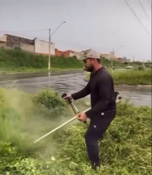 Morador assume papel da prefeitura e limpa canteiros para evitar acidentes em Cuiabá