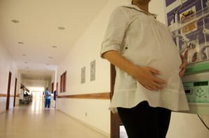 Projeto garante divulgação de centros de apoio à gestante e entrega legal à adoção