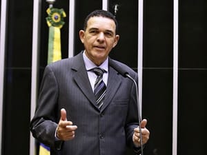 Juarez Costa assina urgência da Anistia do 8 de Janeiro e pode perder indicações no governo Lula