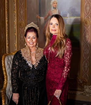 A socialite Virgínia Mendes, esposa do governador Mauro Mendes, está impedida de disputar eleição em 2026 caso o marido não renuncie ao cargo até abril daquele ano
