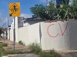 “Facções Tomam Conta de Bairros em Cuiabá: Comando Vermelho Picha Muros e Escancara Falência da Segurança Pública no Governo Mauro Mendes”
