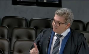 Governo Mauro Mendes gasta 8 vezes mais com propaganda do que com habitação e saneamento
