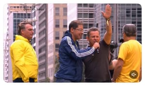 “Mauro Mendes, o ‘Dória do Cerrado’, faz gesto da Extrema Direita em ato bolsonarista na Paulista”