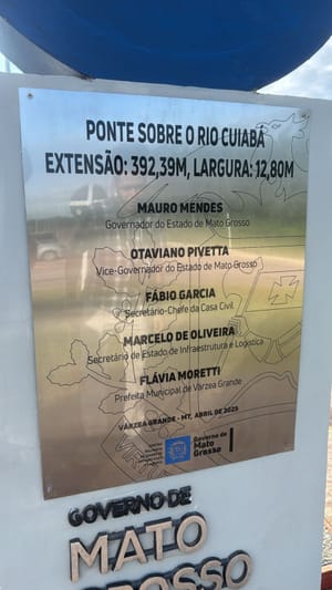 Nome do prefeito Abílio Brunini não foi colocado na placa: seria o começo de um racha?