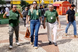 Abílio joga secretária Juliana Chiquito na fogueira contra ambulantes e depois recua com pesquisa na internet; bucha de canhão virou meme na praça