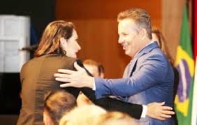 Janaína Riva insinua que Mauro Mendes é mandado pela esposa: “Quem tem fama de pau mandado em casa não sou eu”