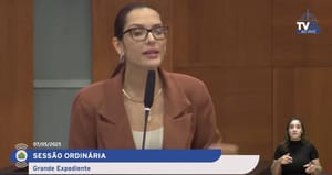 “Luxúria, perseguição e autoritarismo”: Janaína Riva explode na tribuna e escancara os bastidores do governo Mauro Mendes