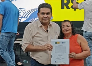 Presidente da Câmara e vereadores de Várzea Grande participam da entrega de escrituras no Residencial 8 de Março