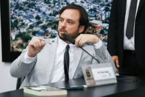 Abílio surta ao vivo contra aliado Daniel Monteiro e entrega: “Ele fugiu da raia porque não quis ser meu secretário!” — e o show de desequilíbrio só confirma que o vereador fez bem em recusar