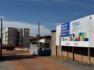CEF escancara mentira de Abílio: placa oficial do Minha Casa Minha Vida desmente farsa da “Casa Cuiabana”