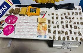 Faccionado com 100 porções de entorpecentes é preso em flagrante pela Policia Militar