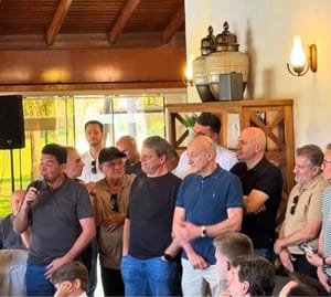 🧨 Enquanto Bolsonaro encara tornozeleira, Tarcísio pousa em Cuiabá para festa de casamento da filha do barão do pedágio da Br 163 Cidinho Santos— menos de 72 horas depois.