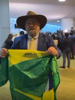 Deputado Nelson Barbudo se emociona com bandeira autografada por Bolsonaro e denuncia “censura do STF”