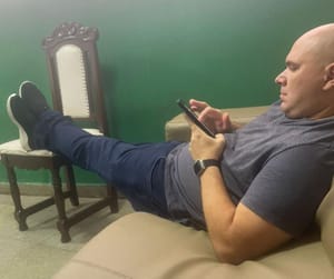 Prefeito Abílio cria mais uma secretaria: Cuiabá afunda e ele dança no TikTok.