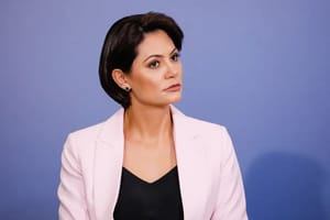 As duas faces da ex-primeira dama:🥂 “Michele processa jornalista por chama-lá de Garota de Programa, mas chama Lula de ‘cachaceiro e pinguço’” 🥂