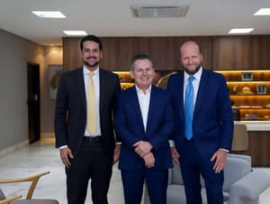 Mauro Mendes recebeu com pompa de autoridade o advogado que teve prisão pedida pela PF por fraude em aposentadorias do INSS