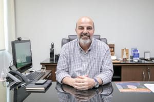 Amauri Monge torrar R$ 4 milhões em livros paradidáticos no fim do ano escancara falta de prioridade na educação de Cuiabá