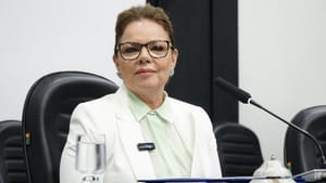 💅 Presidente Paula Calil ganha R$ 83,5 mil por mês, tem carro de luxo e ainda acha que servidor da saúde enriquece com adicional de insalubridade
