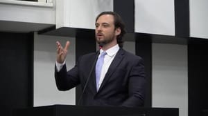 “Risque a linha no chão, prefeito”: Daniel Monteiro se revolta com interferência de Abílio na Câmara e cobra resgate da autonomia do Legislativo