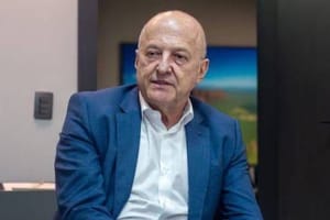 Roteiro batido: nota plantada vira eco local, pesquisa duvidosa costuma aparecer, surgem “apoios” mágicos e a festa ensaiada toma as redes