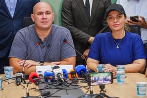 Abílio usa a vice Vânia Rosa para enviar projeto que libera servidores para abrir empresas e cria “banco de horas” sem garantia de pagamento; desgaste explode no funcionalismo