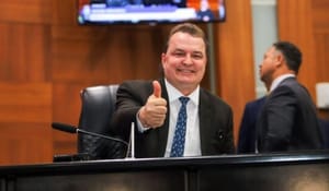 Mauro Mendes tenta sufocar Assembleia com atraso no duodécimo — mas pode ter criado um inimigo com fôlego para reagir.