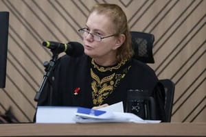 Firmeza em plenário: juíza reafirma autoridade do júri diante de tensão processual e garante regularidade do julgamento