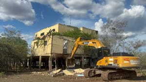 MP de Mato Grosso derruba “casa amarela” no Pantanal — imóvel de Clélio Nogueira cai após 27 anos de ação judicial ￼