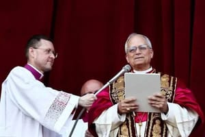 Transição Religiosa: Católicos caem de 91,8% (1970) para 56,7% (2023), enquanto Evangélicos saltam de 5,2% para 27% nos dias atuais.