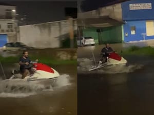 Morador "navega" de jet ski em rua alagada após chuva de 30 minutos em Cáceres