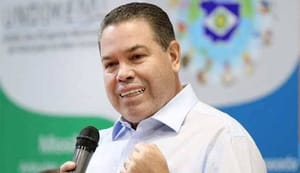 Isolado e sem autoridade: Sílvio Fidelis se torna o "corpo estranho" na gestão Flávia Moretti