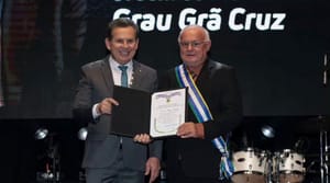 Comenda oficial vira palco político e homenageia grupo ligado ao “Pacto de Camboriú” em evento de luxo