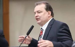 Max Russi adverte governo e exige fim de emendas ocultas em projetos da Assembleia