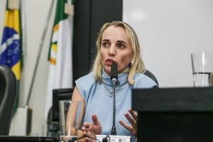 Katiuscia diz que Samantha “não tem dó” de ex-servidora assediada e chama Abilio de "criança mimada"