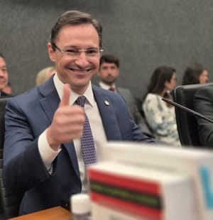 STF DETERMINA MANDADO DE BUSCA NO ESCRITÓRIO E IMPÕE RESTRIÇÕES A ULISSES RABANEDA
