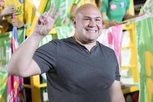 Prefeito de Cuiabá consegue vaga de UTI em menos de 2 horas para mãe, enquanto pacientes do SUS aguardam semanas por atendimento