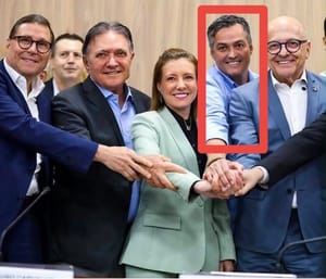 DINHEIRO NO BOLSO Vídeo mostra presidente do DAE recebendo maços de dinheiro