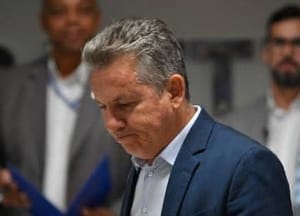 Operação da PF mira ex-governador Mauro Mendes por suposto desvio de R$ 308 milhões em acordo com telefônica