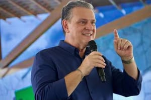 Fávaro dispara contra Flávio e diz que senador está “até o pescoço” no caso Vorcaro