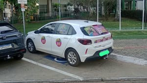 Carro de campanha da esposa de Abílio Brunini estaciona em vaga especial da Prefeitura e gera polêmica