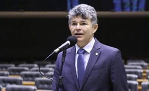 Medeiros usa emendas liberadas pelo governo Lula como vitrine eleitoral